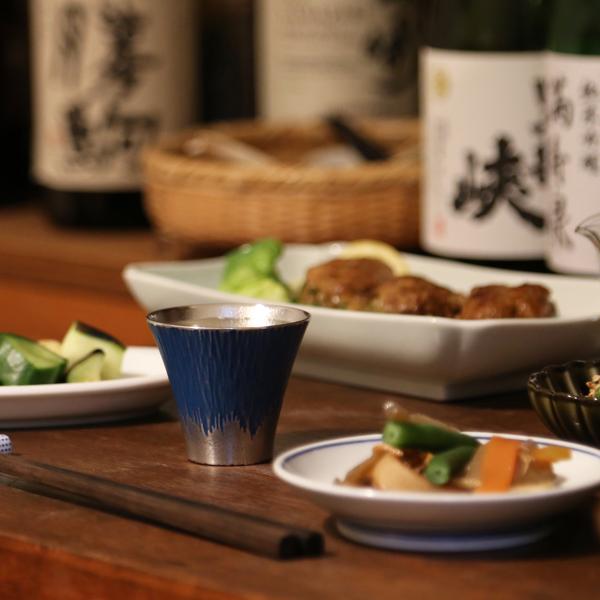 【Gravure】Paire de tasses à saké / petits gobelets des montagnes Fuji en bleu et vermillon